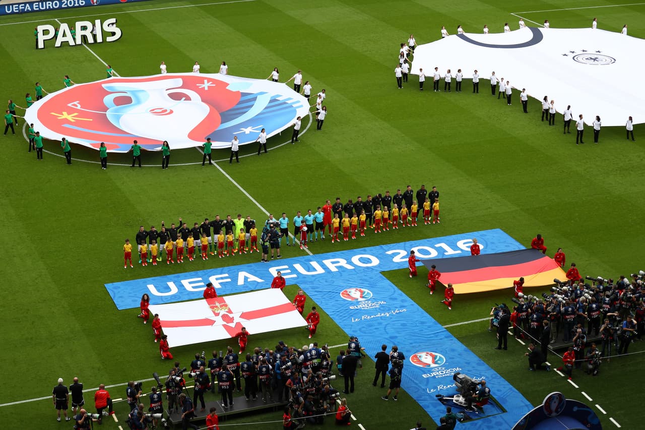 Irlanda del Norte y Alemania en la presentación de cada equipo en el Parque de los Príncipes, París.