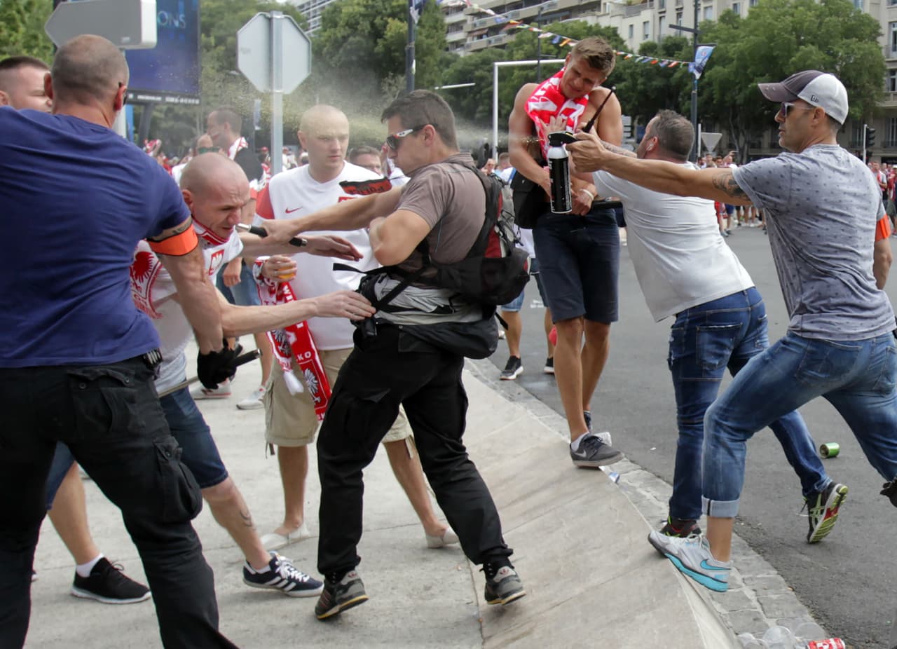 Algunos policías franceses iban vestidos de civiles.