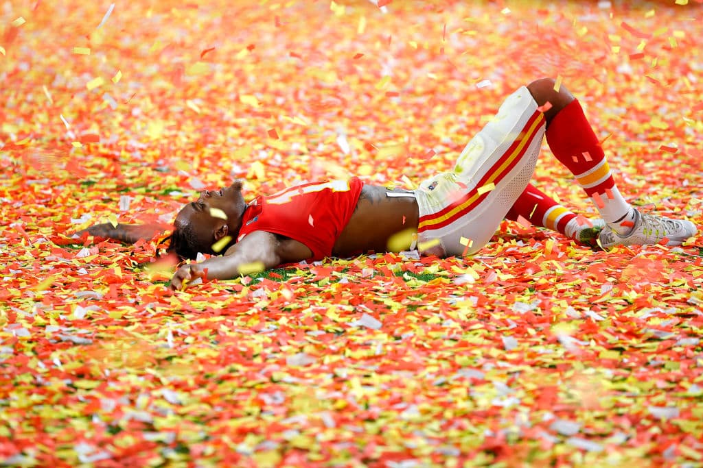 Para los fanáticos que no pudieran asistir al Super Bowl, la NFL pidió usar el hashtag #NFLTwitter para que sus mensajes pudieran ser leídos y qué forma tan original de hacerlo, en el confeti.