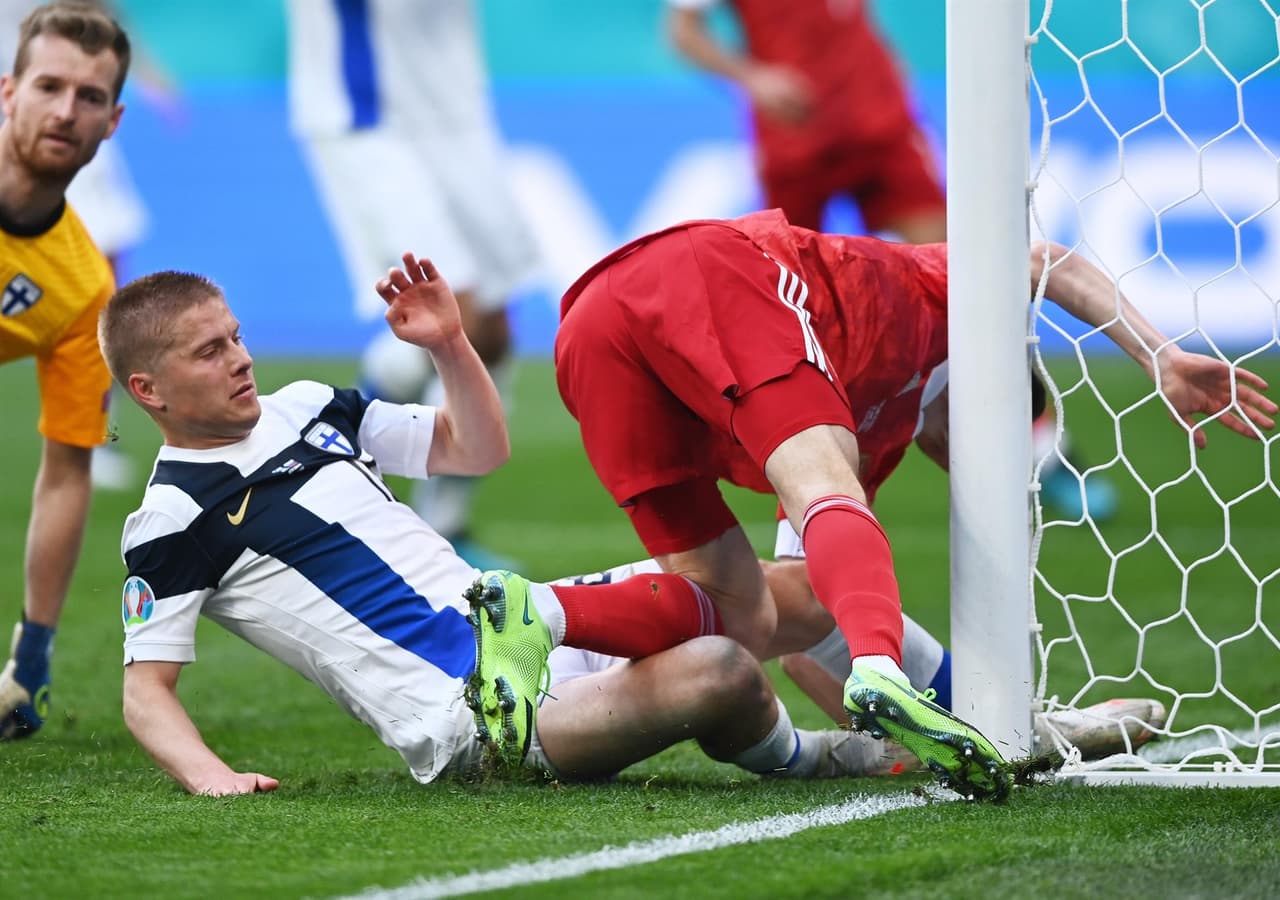 Rusia consigue su primera victoria tras derrotar 1-0 a Finlandia durante la segunda jornada del Grupo B en la Euro 2020. Parecía que los visitantes ponían el primer gol del encuentro pero, tras revisión del VAR, se anulaba la anotación. Ya al filo de la primera mitad, Aleksei Miranchuck anotó el tanto que le dio la victoria a los rusos en San Petersburgo.