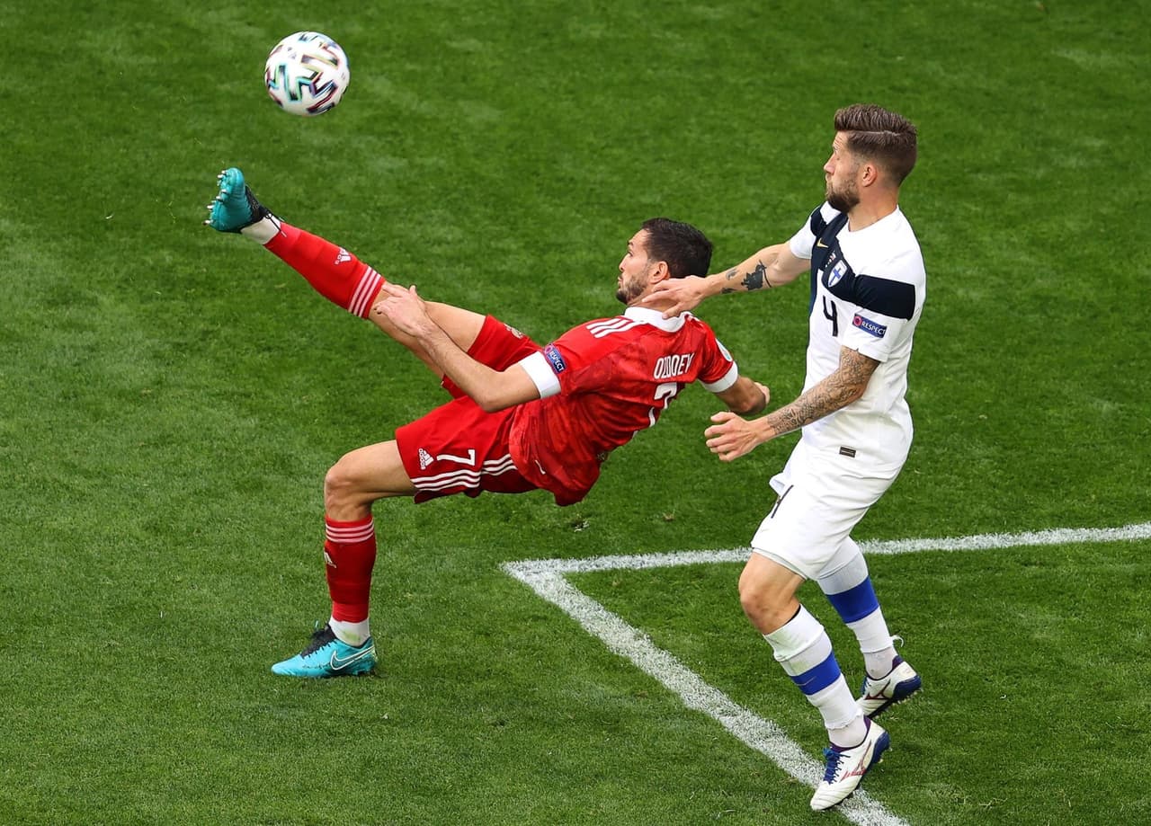Rusia consigue su primera victoria tras derrotar 1-0 a Finlandia durante la segunda jornada del Grupo B en la Euro 2020. Parecía que los visitantes ponían el primer gol del encuentro pero, tras revisión del VAR, se anulaba la anotación. Ya al filo de la primera mitad, Aleksei Miranchuck anotó el tanto que le dio la victoria a los rusos en San Petersburgo.