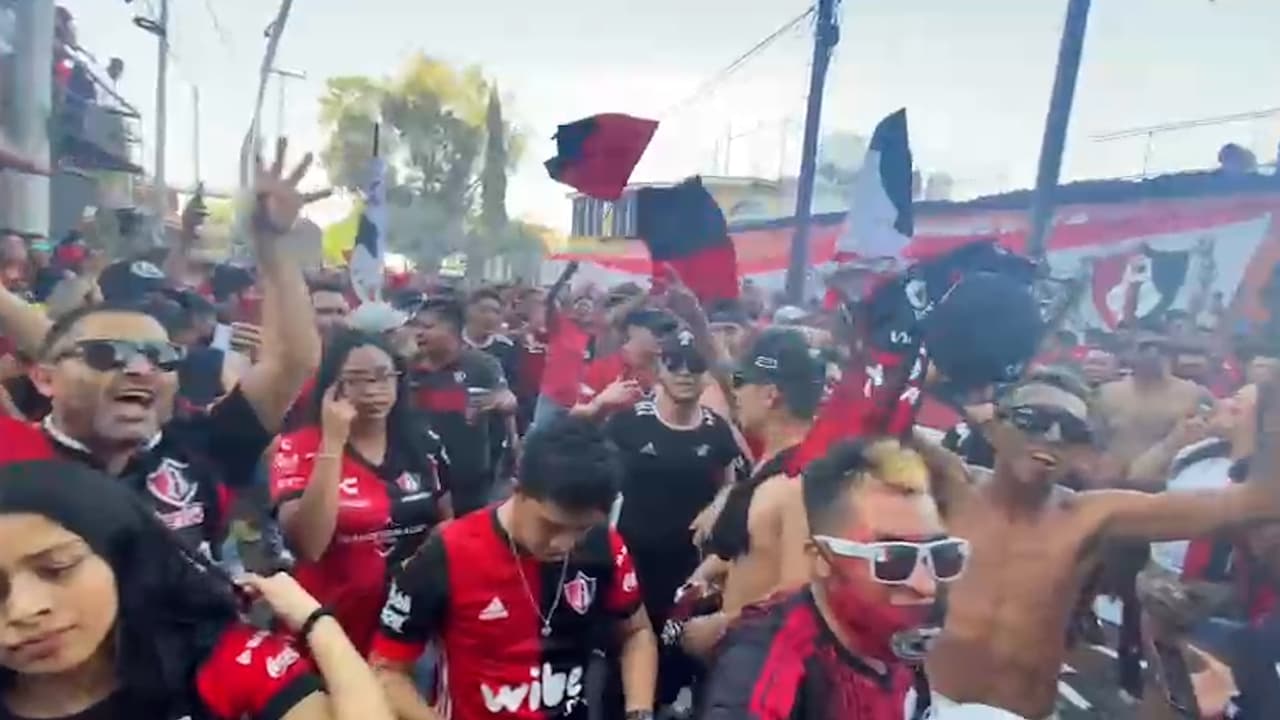 Enormes filas en el Jalisco entre ambiente rojinegro