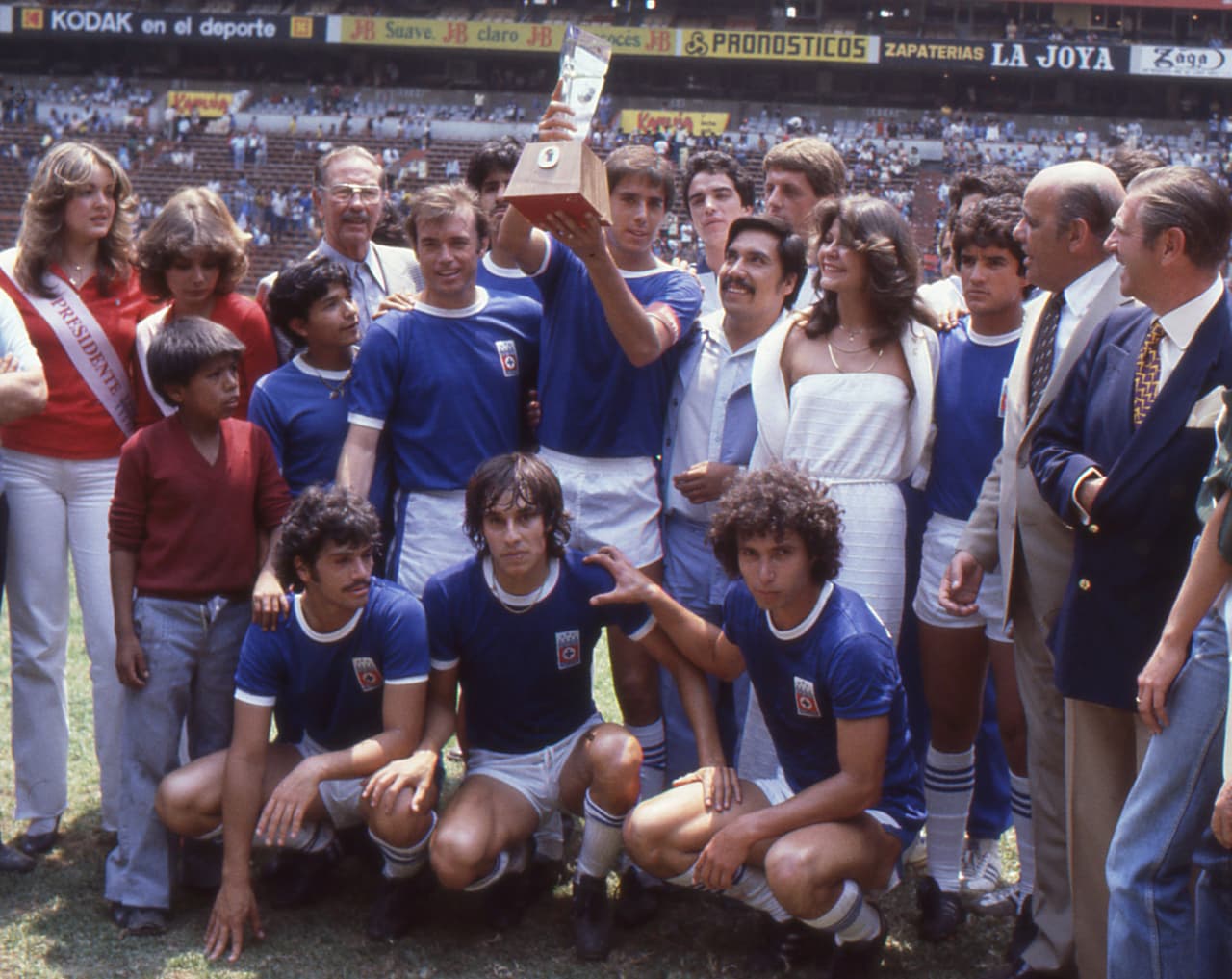 Cruz Azul tendría la revancha en la temporada 1979-1980, cuando se vio las caras con los Universitarios en la gran final donde la Máquina derrotó 4-3 en el global a los Tigres.