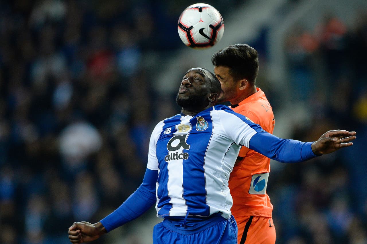 El delantero maliense Moussa Marega (izquierda) se fue sin marcar a pesar de su lucha en el terreno de juego y de contar con una jugada de gol invalidada por fuera de lugar.