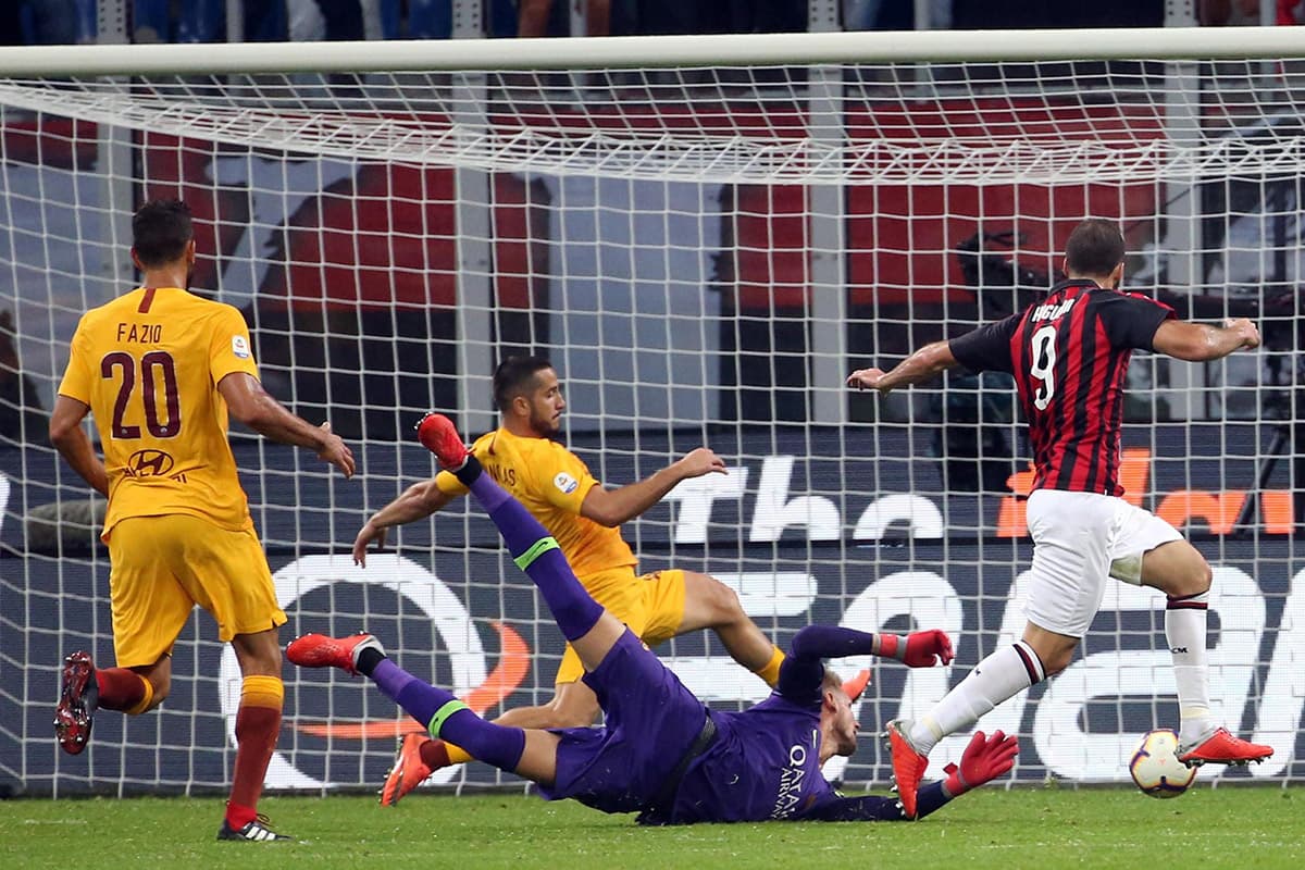 Durante el juego, el árbitro Marco Guida anuló una jugada de gol al delantero argentino del Milan, Gonzalo Higuaín (derecha), luego de intervención del VAR.