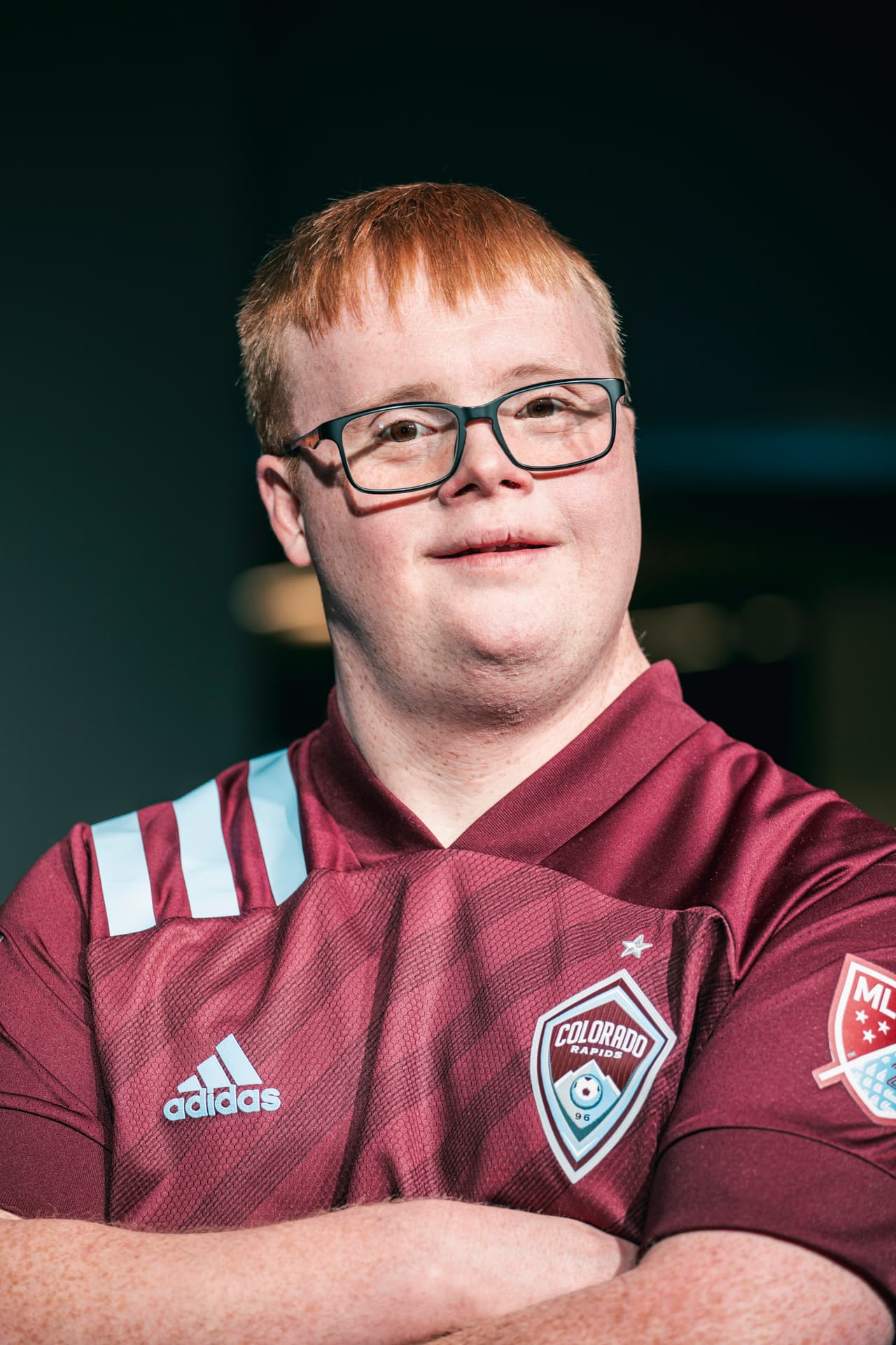 Scotty Stephens -atleta especial de Colorado Rapids- no salía de su entusiasmo al revelar la nueva playera principal del club de las Montañas Rocosas.