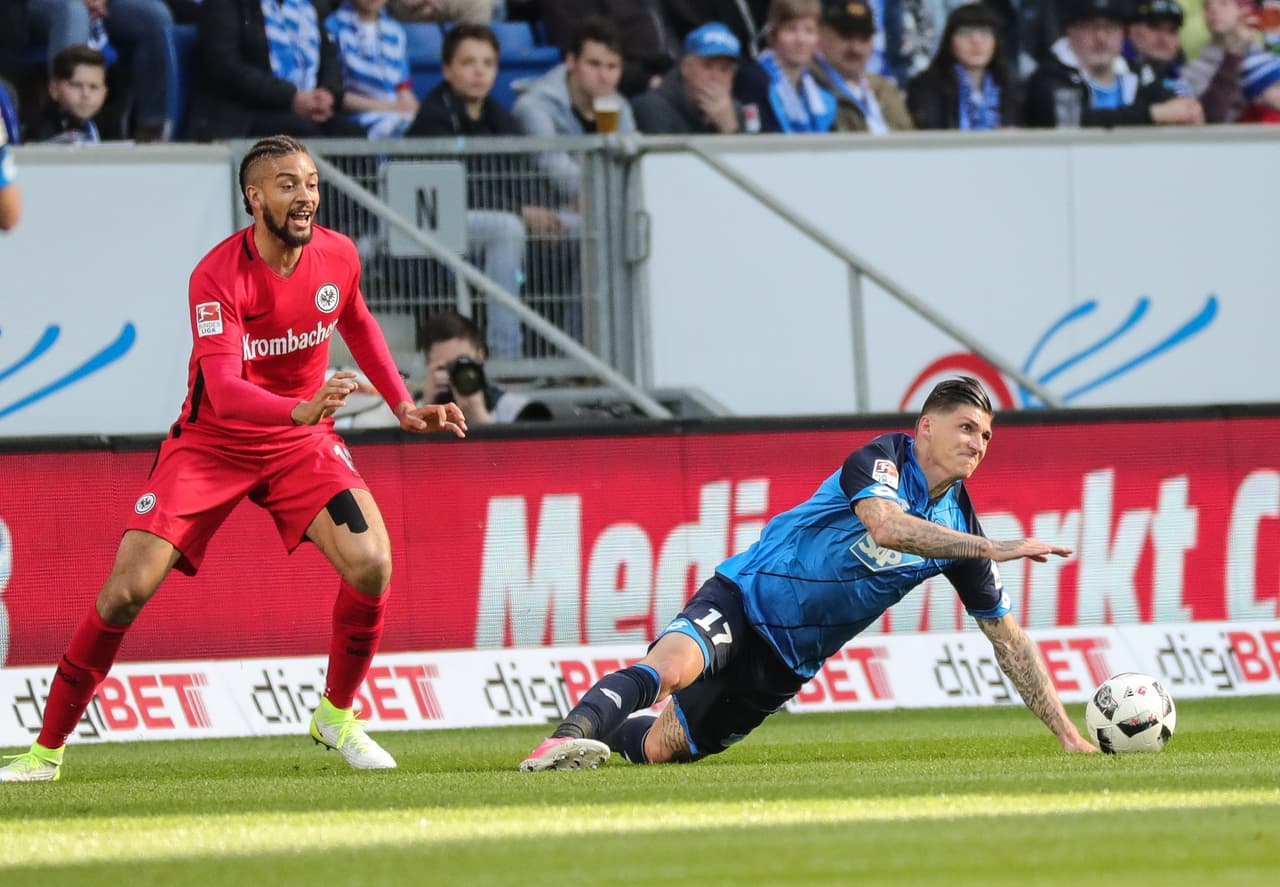 El equipo local cargó con la inicitiva del partido y por momentos se acercó más de lo que el Frankfurt esperaba. Aunque se encontró con una buena defensa y en algunas la puntería les falló.