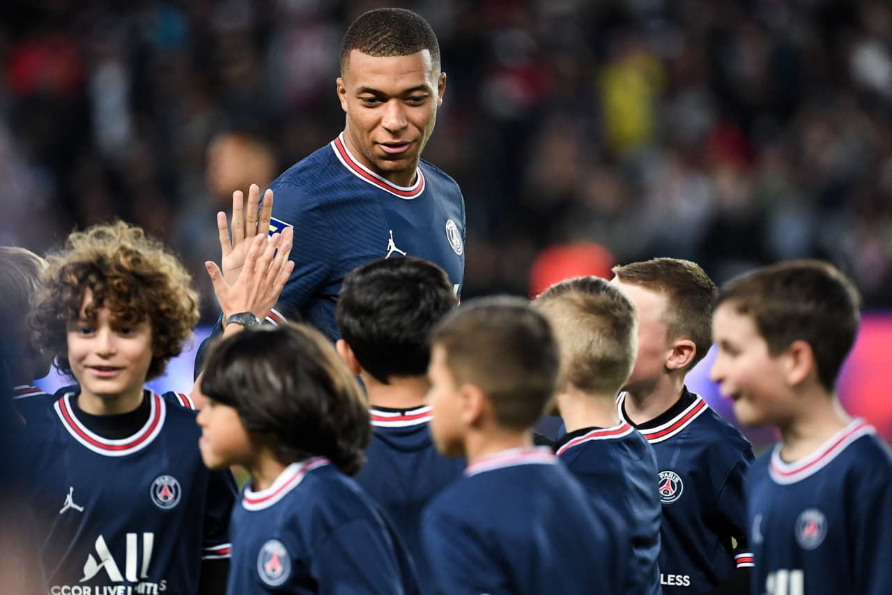 Kylian Mbappé es sin duda el ídolo de los pequeños en el parque de los príncipes.