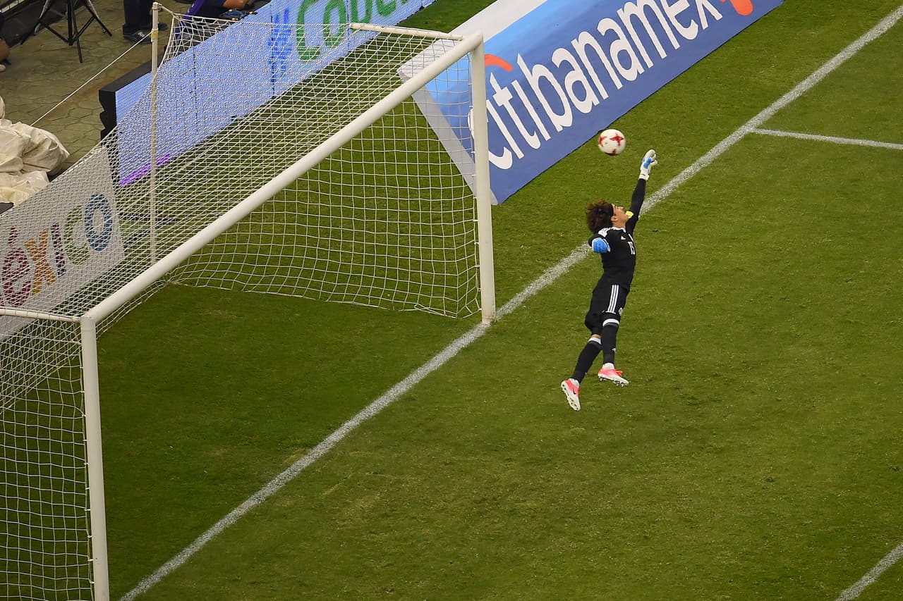 Minutos después, Bradley disparó de larga distancia y el balón rozó el palo de la portería mexicana.