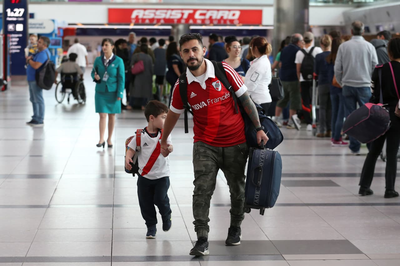 Pero quienes sí podían, lo hacían en familia llenos de ilusión por regresar al país con la Copa.