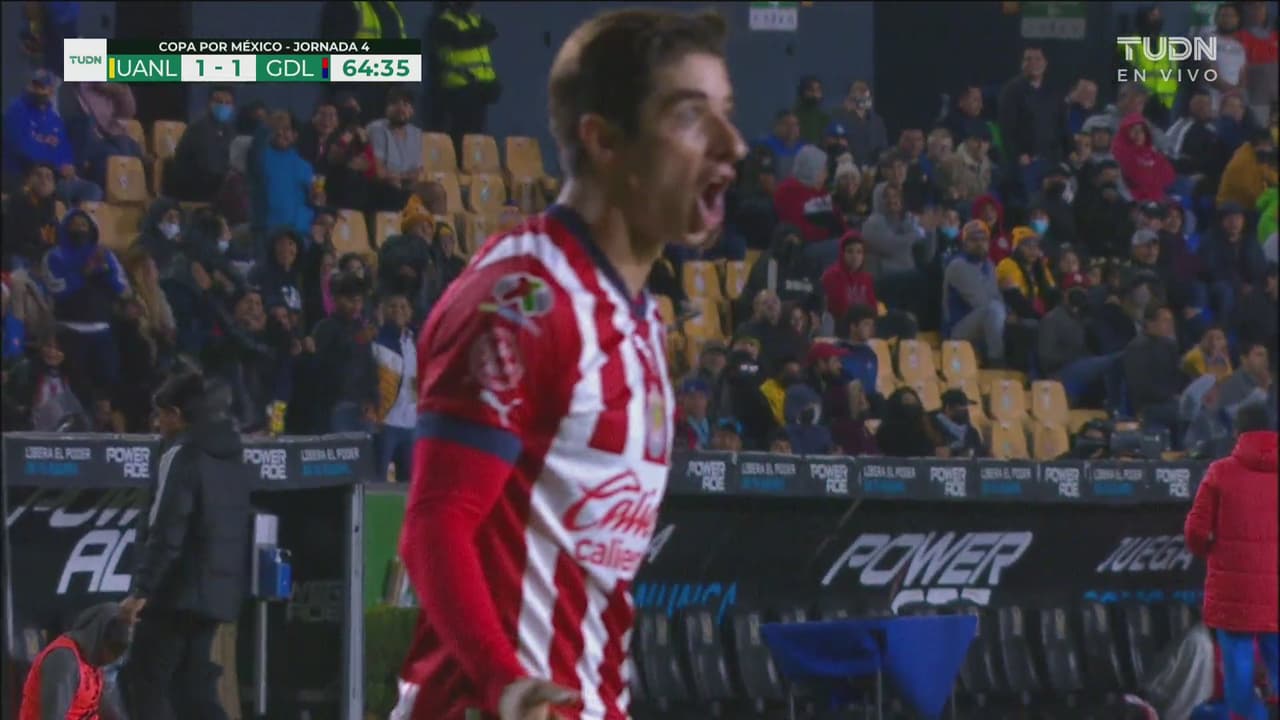 ¡Nadie lo marca! Brizuela la empuja y Chivas logra el 1-1