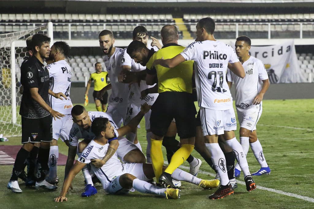 En un duelo lleno de tarjetas rojas, Santos consigue ganar 0-1 como visitante en la vuelta y conigue su pase a semifinales.