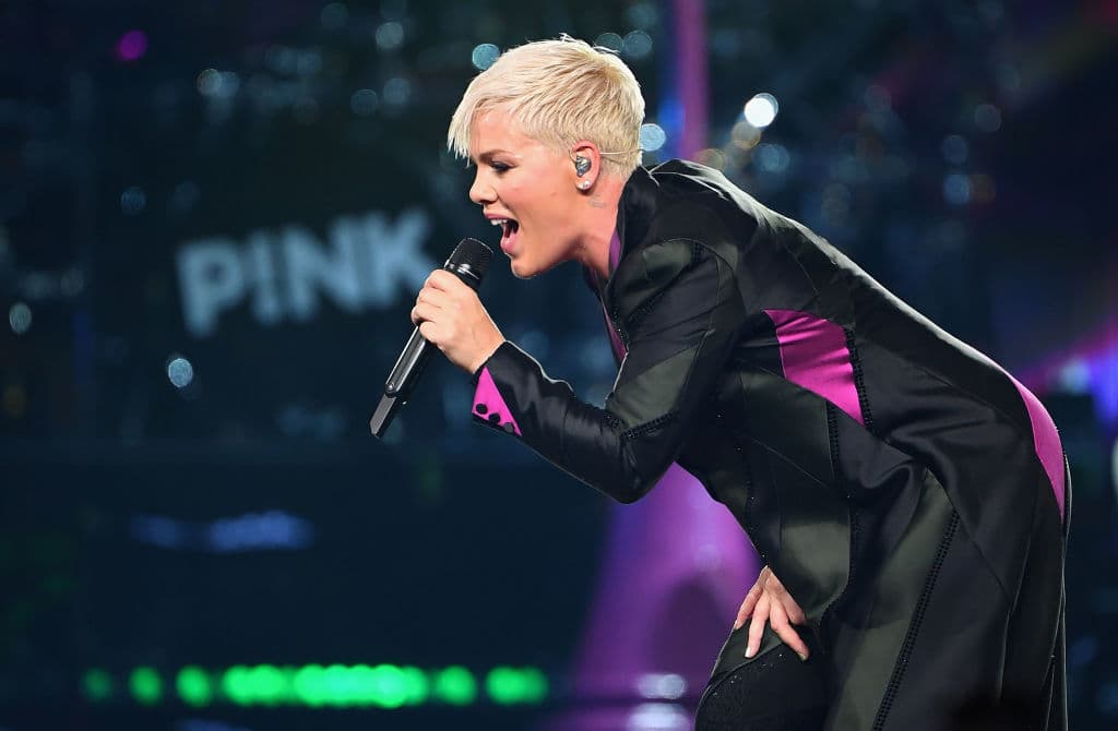 P!nk también alcanzó el número uno en las listas Hot Country Songs y Country Airplay con "Setting the World on Fire", una colaboración del 2016 con Kenny Chesney.