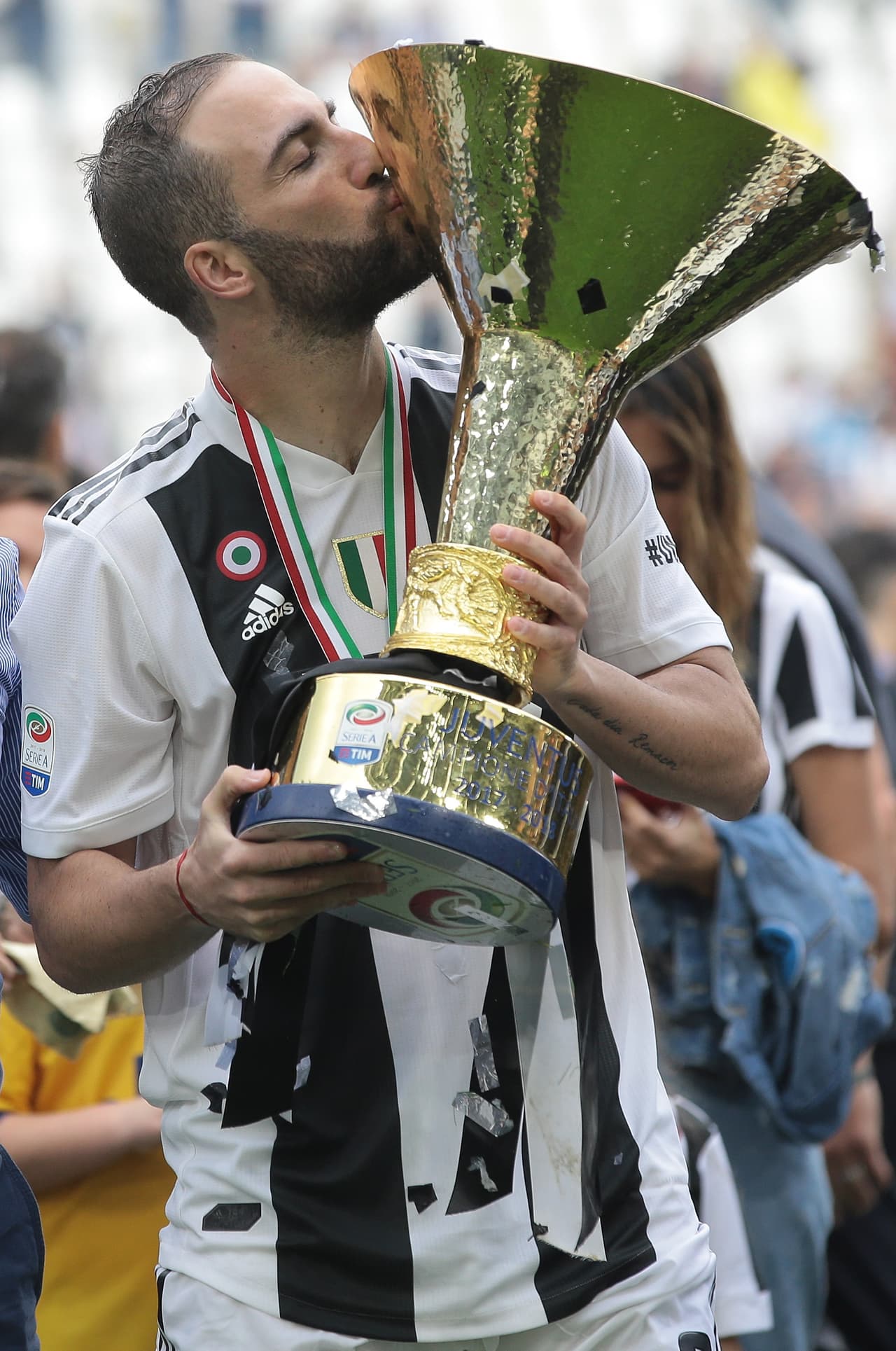 Con la Juventus conquistó dos Scudettos de la Serie A de Italia.