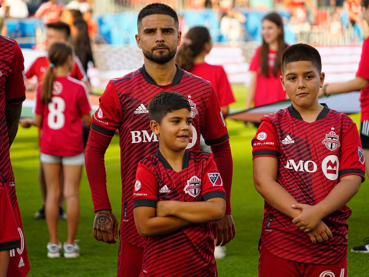Insigne estuvo acompañado por sus hijos Christian (izquierda) y Carmine (derecha) cuando salió al terreno de juego del BMO Field.
<br>