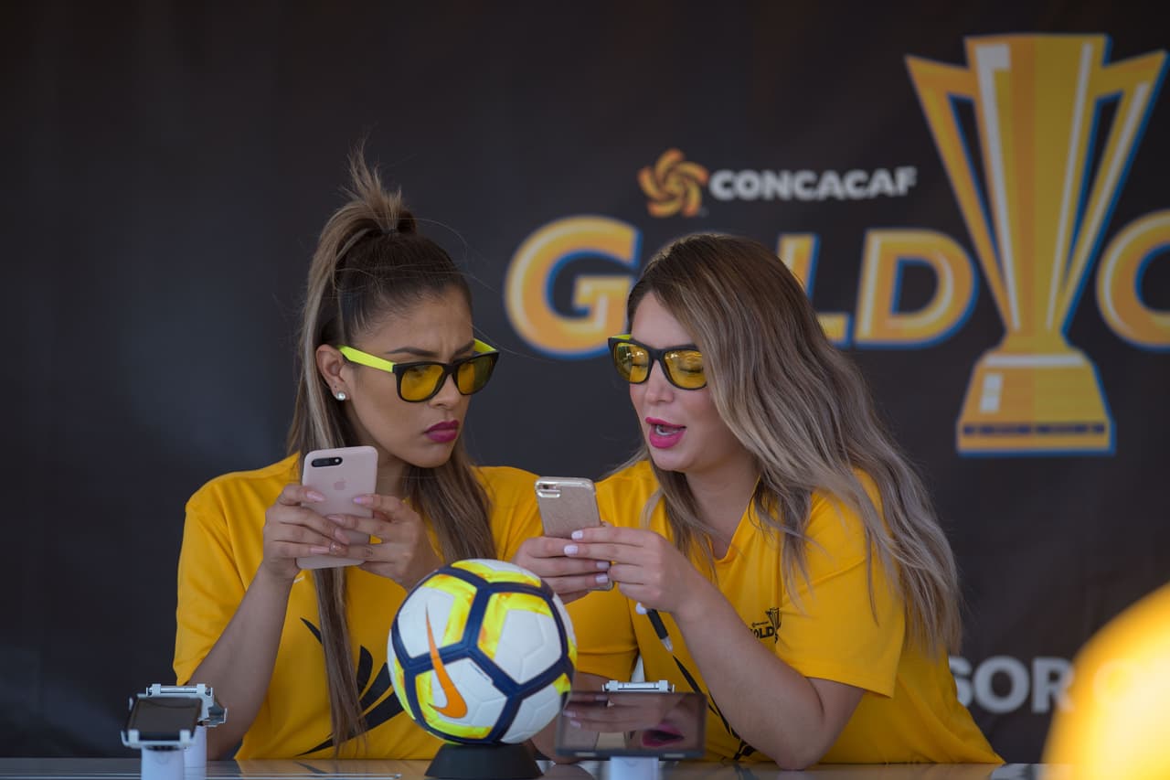 Apoyar a tu selección en una final no se da todos los días y aficionados de Jamaica y Estados Unidos acudieron al Levi's Stadium con banderas, maquillajes, disfraces y mucha emoción.