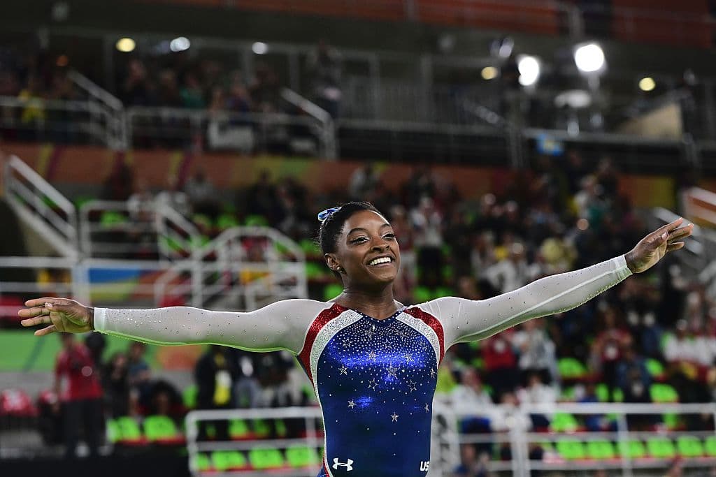 Simone Biles suma segundo oro y se consagra como una de las estrellas de Río 2016. Con apenas 19 años de edad, la gimnasta estadounidense se impuso este jueves en la prueba del 'all around', superando a su compañera de equipo Alexandra Raisman.