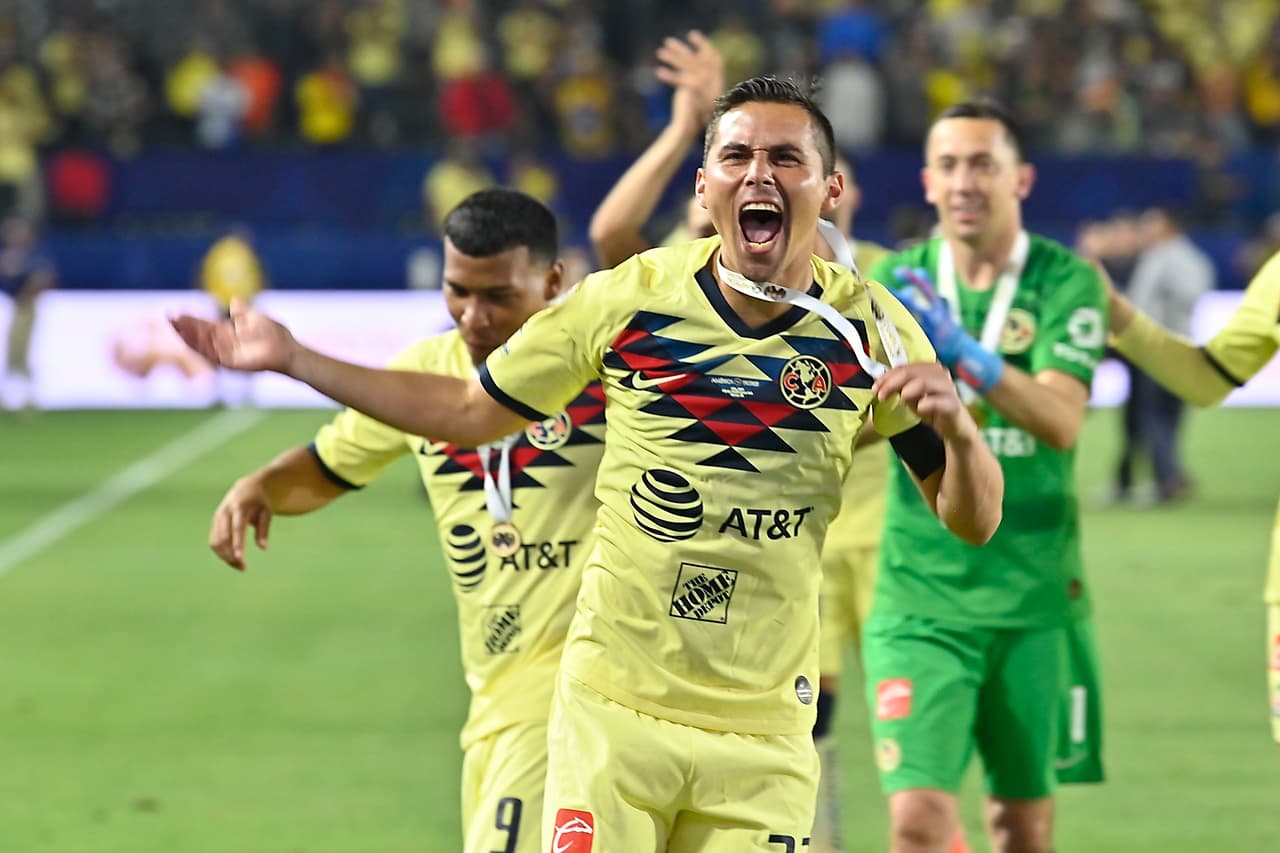 Así fueron los festejos del América luego de su angustiosa pero merecida victoria en penaltis para definir al Campeón de Campeones de la Liga MX ante Tigres en Carson, California. Agustín Marchesín fue el héroe americanista al atajar varios penaltis y anotar el de la victoria para el equipo de Miguel Herrera. Vaya manera de celebrar por parte de los jugadores azulcremas.