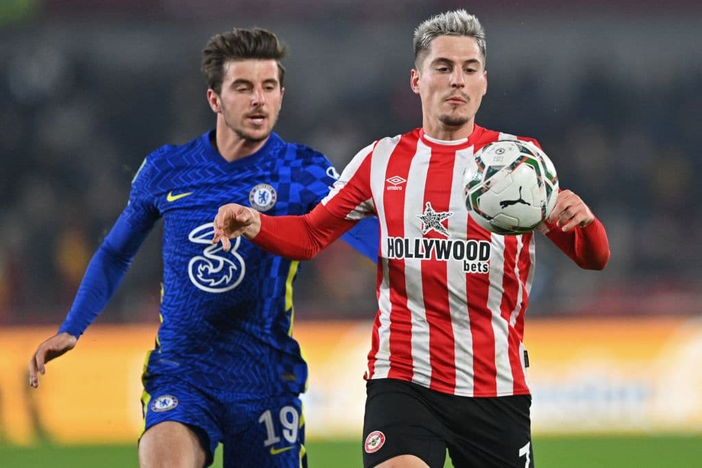 Chelsea vence tranquilamente 0-2 al Brentford, Liverpool sufre frente al Leicester City y tras un empate 3-3 consiguen el pase en la tanda de penaltis, Tottenham sabe aprovechar su localía y vencen 2-1 al west Ham United.