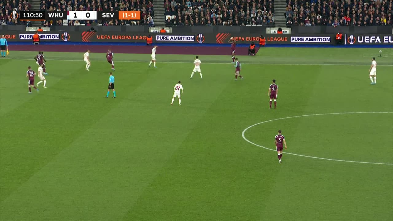 ¡TIRO ATAJADO! disparo por Pablo Fornals.