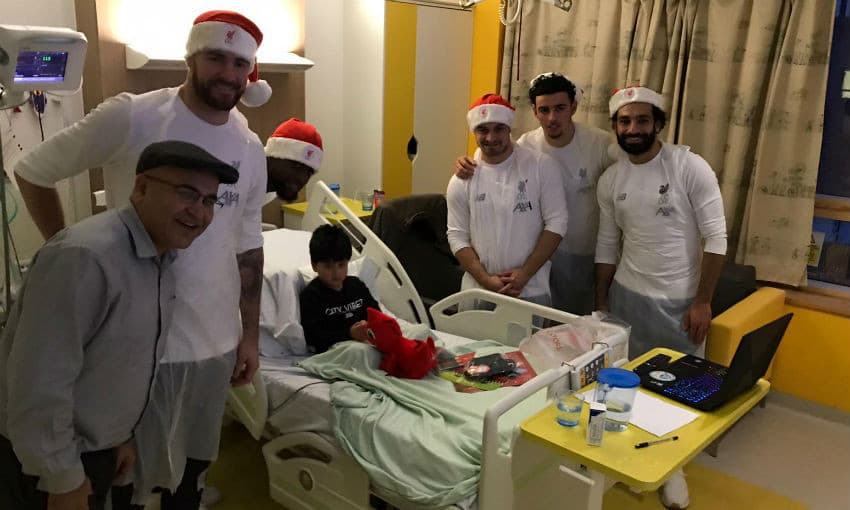Integrantes del campeón de Europa convivieron y regalaron sonrisas a niños del hospital Alder Hey de Liverpool.