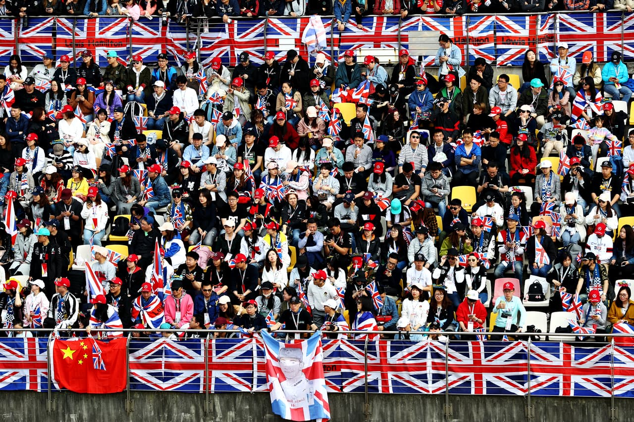 En la madrugada de este sábado se corrió la última sesión libre y la clasificación del Gran Premio de China en la cual los autos de Mercedes lograron los mejores tiempos. Valtteri Bottas se quedó con la Pole, Lewis Hamilton saldra segundo, Sebastian Vettel (Ferrari) tercero y Sergio 'Checo' Pérez quedó en el puesto 12.