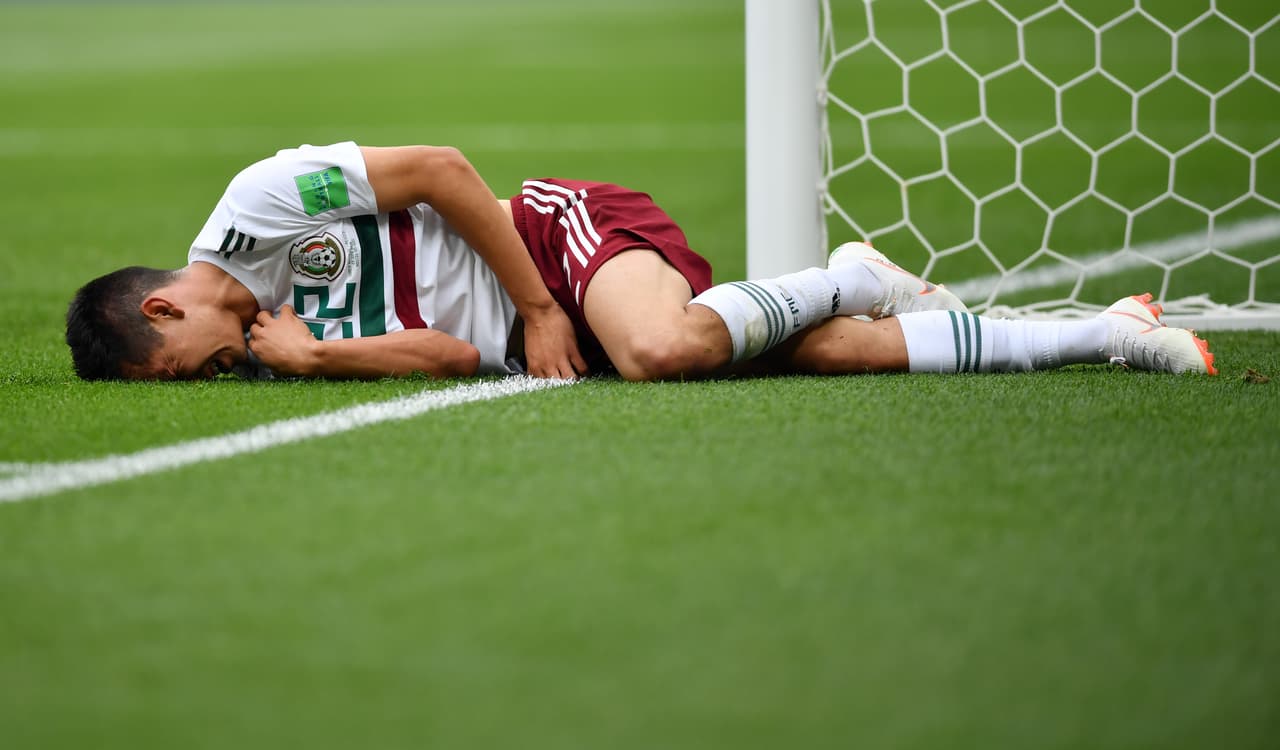 Hirving quedó en el césped tras el choque que sufrió con el delantero surcoreano.