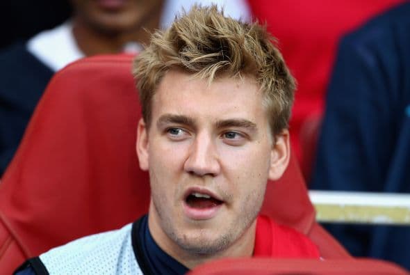 El danés Nicklass Bendtner vio el partido desde la banca.