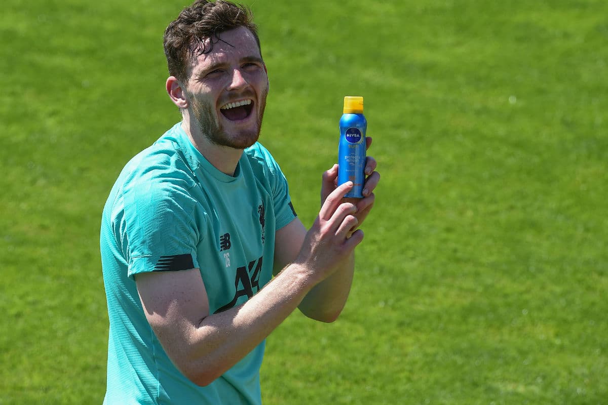 Cachamos a Robertson aplicando bloqueador, la mejor fórmula para mantener esa piel transparente.