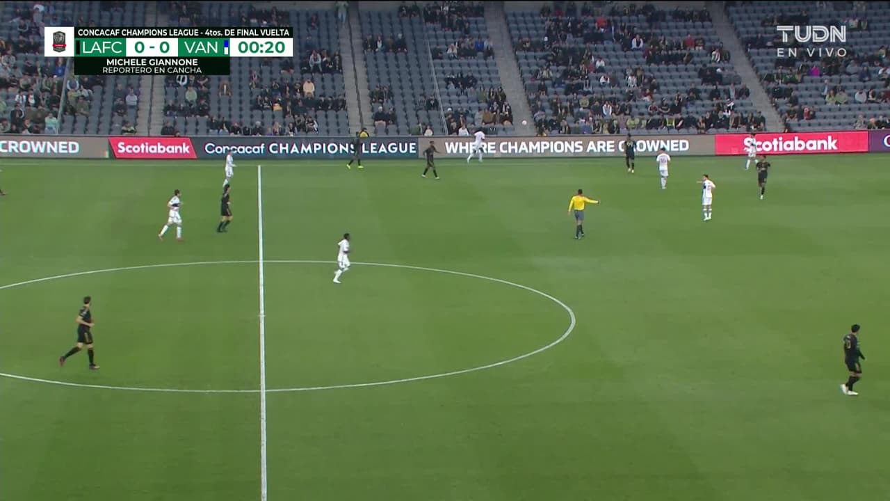 Arranca el partido y la pelota está en juego.