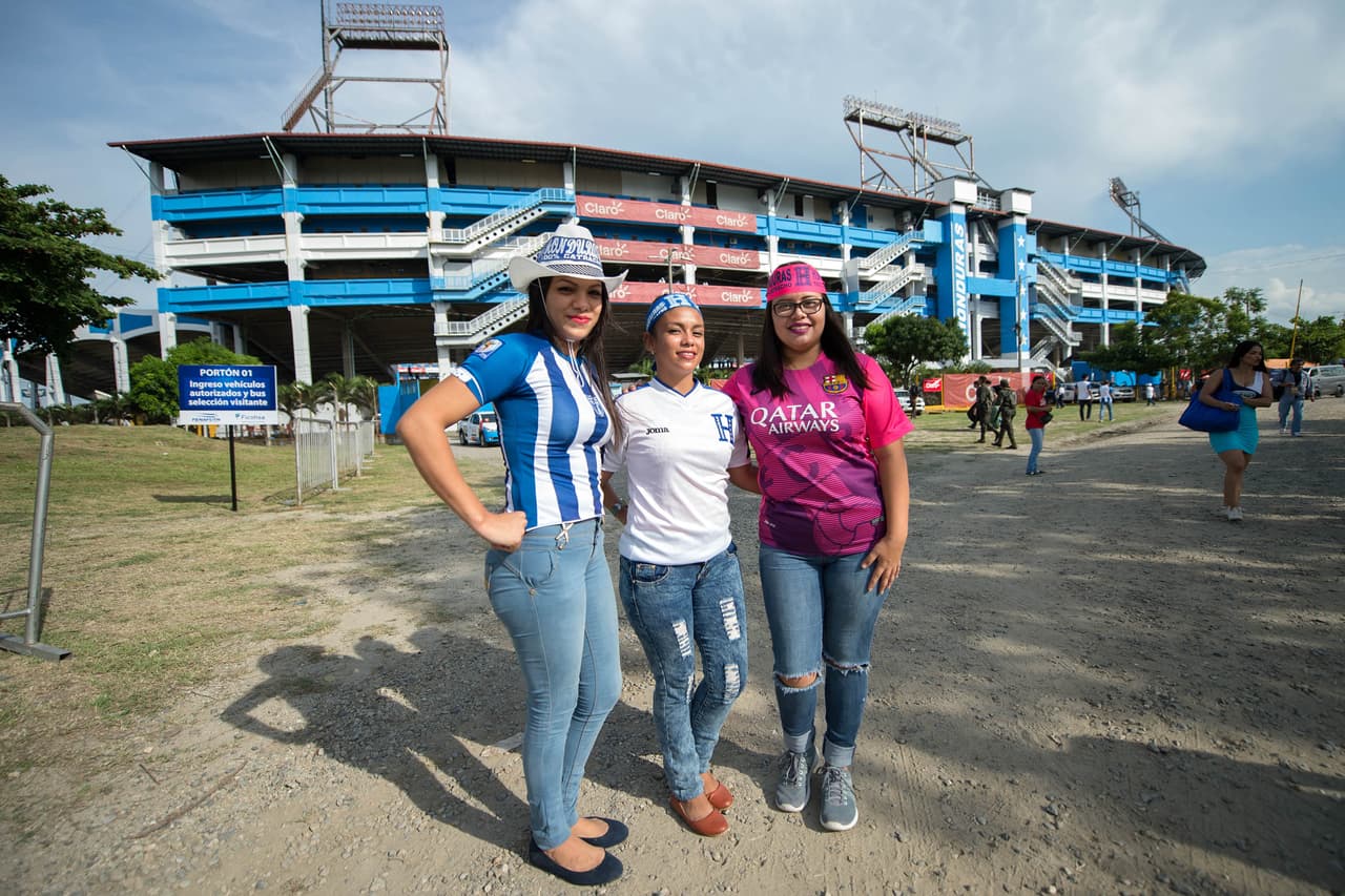 La afición hondureña hizo su parte llenando el Olímpico Metropolitano con banderas, disfraces, trajes típicos y mucha pasión para apoyar a su selección en contra de México.