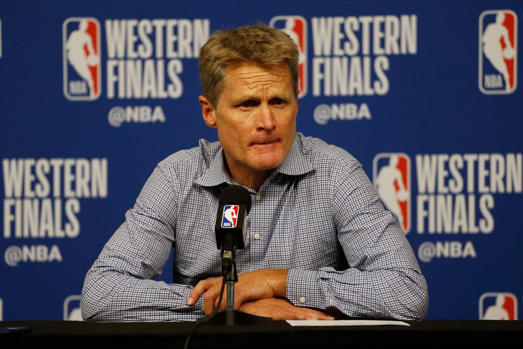 El entrenador de los Golden State Warriors Steve Kerr ha sido uno de los entrenadores de alto perfil del deporte estadounidense más críticos de Donald Trump. Su equipo y él dejaron claro que no van.