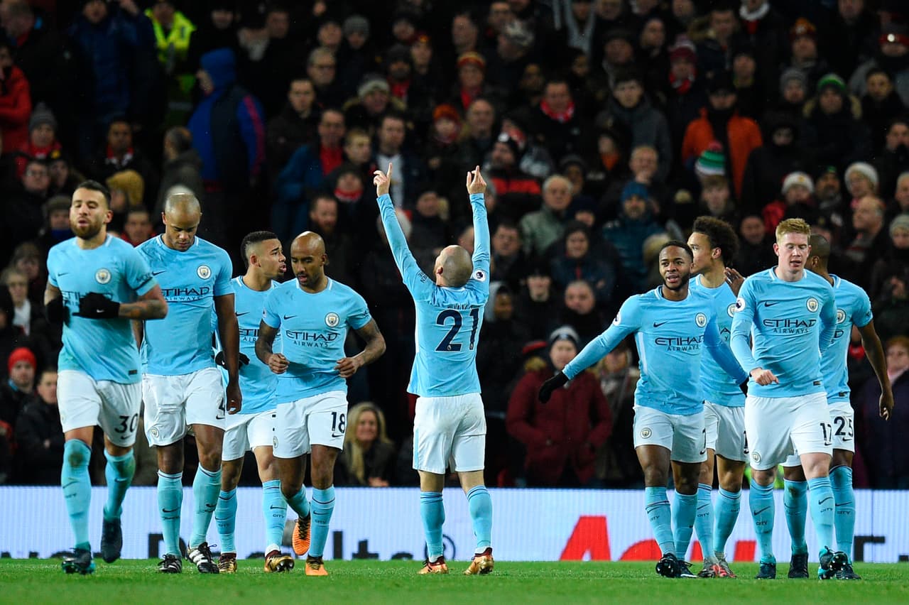 El español aprovechó un rebote errado del United y en el área chica mandó el balón al fondo con una volea.