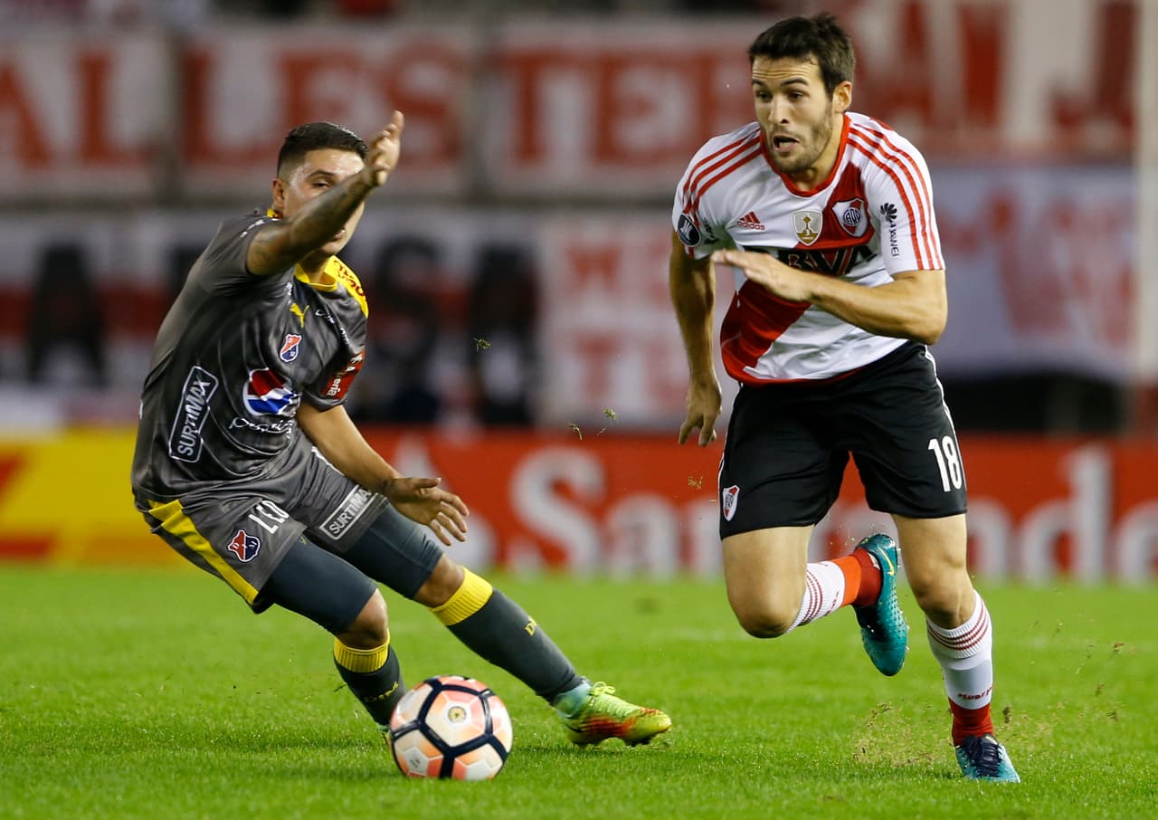 El uruguayo Camilo Mayada de River Plate puede jugar como volante o defensa lateral y se dice que podría llegar a Rayados de Monterrey para unirse a Carlos Sánchez.