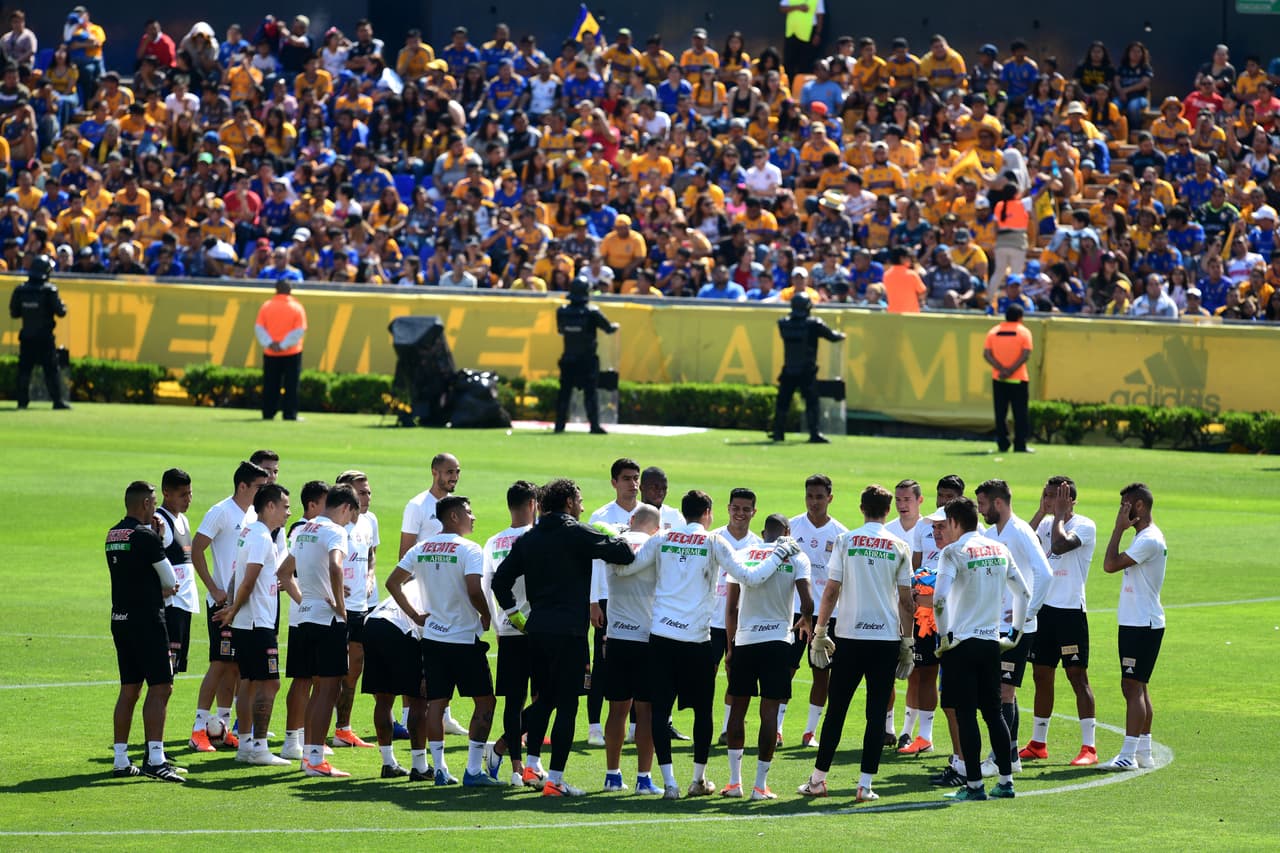 Tigres UANL tendrá que remontar en casa el 1-0 contra Monterrey y por eso antes del juego de vuelta de la Final de Liga de Campeones de Concacaf recibió el cariño y calidez de sus hinchas en un entrenamiento.