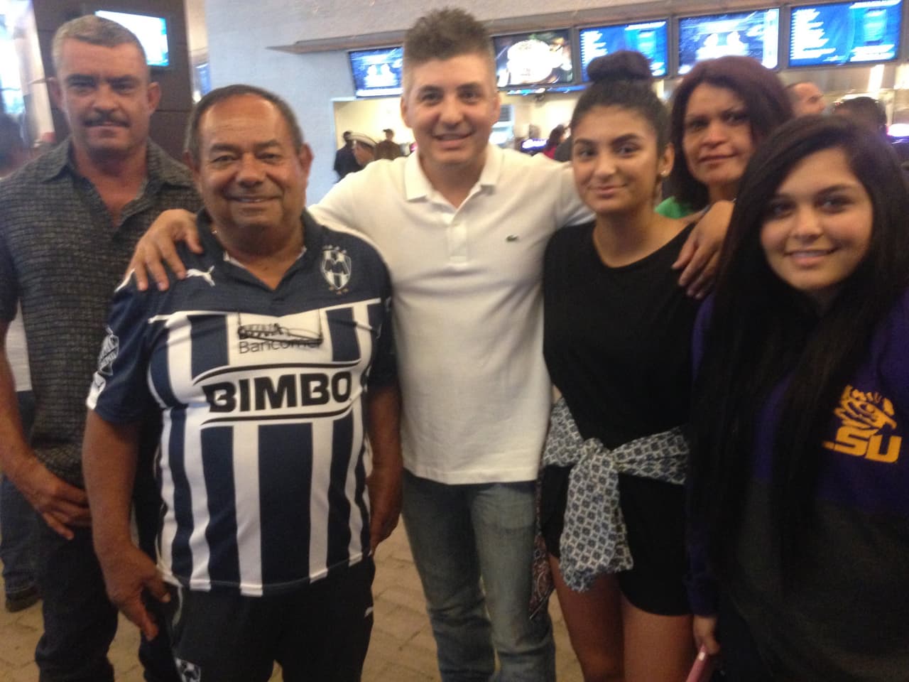 De Monterrey y con amor para sus Rayados. Un aficionado y su 'Pandilla' como se le conocía al club regio, apoyaron con todo al 'Canelo'.