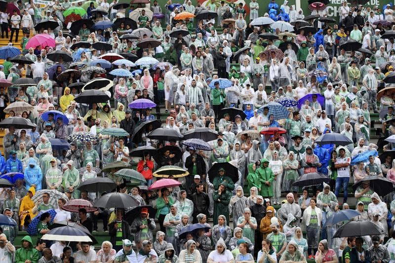 Miles de personas saludaron con aplausos y ovaciones la llegada al estadio brasileño del Chapecoense de los féretros con los restos de las víctimas del accidente aéreo.