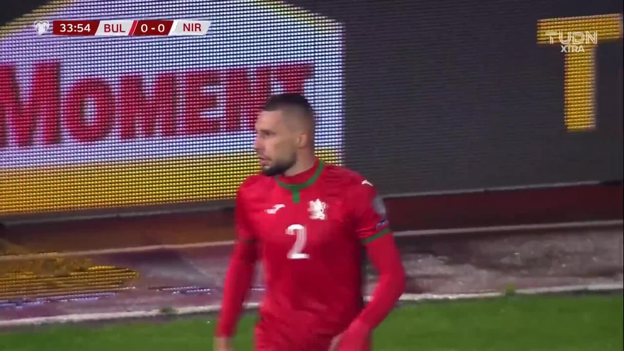 ¡GOL!  anota para Irlanda del Norte. Conor Washington