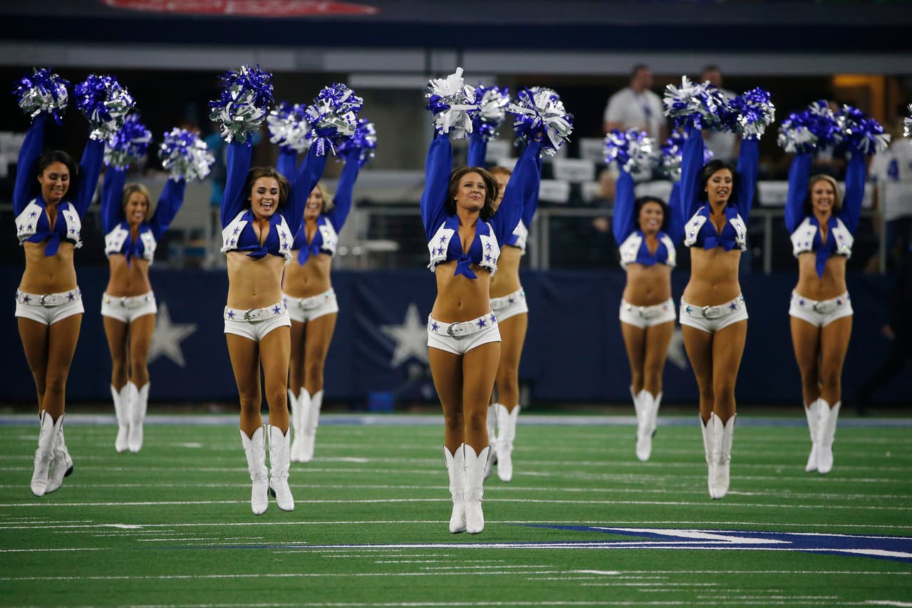 Las porristas de los Dallas Cowboys también son protagonistas del espectáculo.