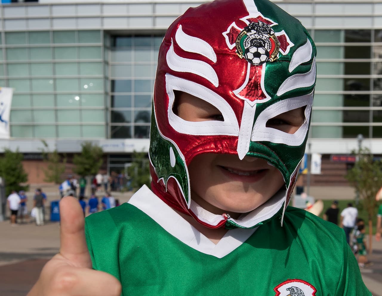 Los más pequeños visten accesorios característicos de los fanáticos más grandes en los partidos de México.