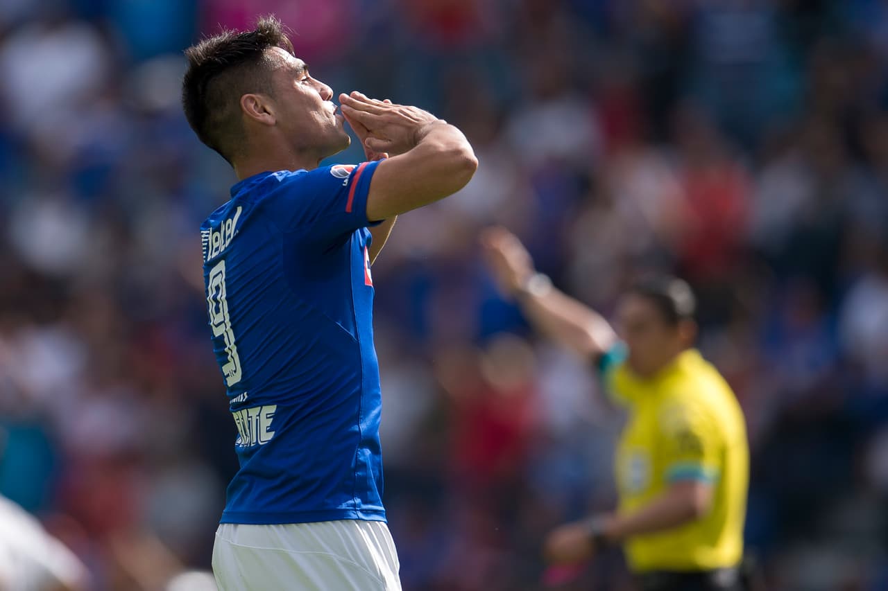 Además de ser el máximo anotador de los cruzazulinos, Mora se ha dado el lujo de marcarle a rivales tradicionales del equipo como Chivas y Pumas.