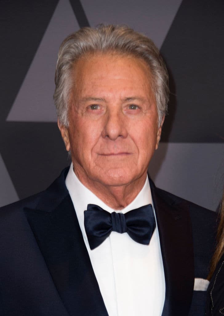 Rain Man (1988) - Charlie Babbitt, un joven egoísta que espera heredar la fortuna de su difunto padre, se entera de que el beneficiario es su hermano Raymond, un autista al que no conoce, porque ha vivido siempre recluido en un centro especial.
<br>