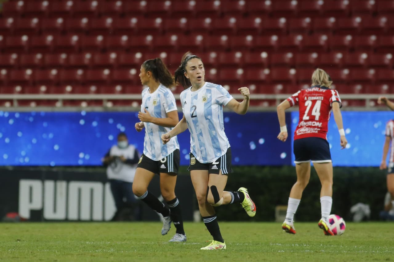 La selección Argentina no se quda con el sabor amargo del partido frente a la selección de México y se imponen al conjunto de Chivas femenil 1-2.