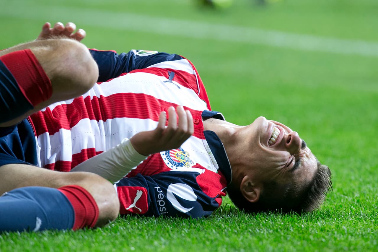 'El Rebaño Sagrado' sufrió de nuevo un duro golpe en el 2016 al caer eliminado en la primera fase de la Liguilla del Apertura contra su gran rival, América, que cayó en penaltis contra Tigres en la final. Chivas llegó a 10 años desde su último título.