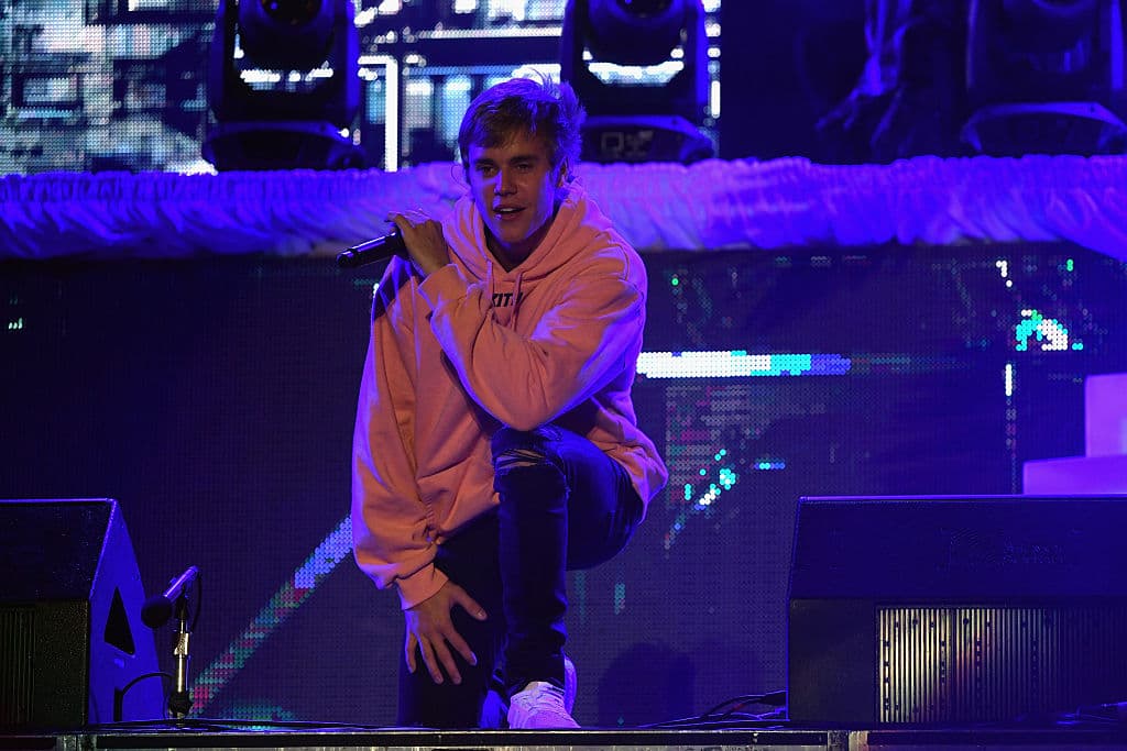 El cantante recuerda su pasado, recuerda toda la crueldad que existe en el mundo y lo importantes que han sido los fans durante su carrera.
<br>