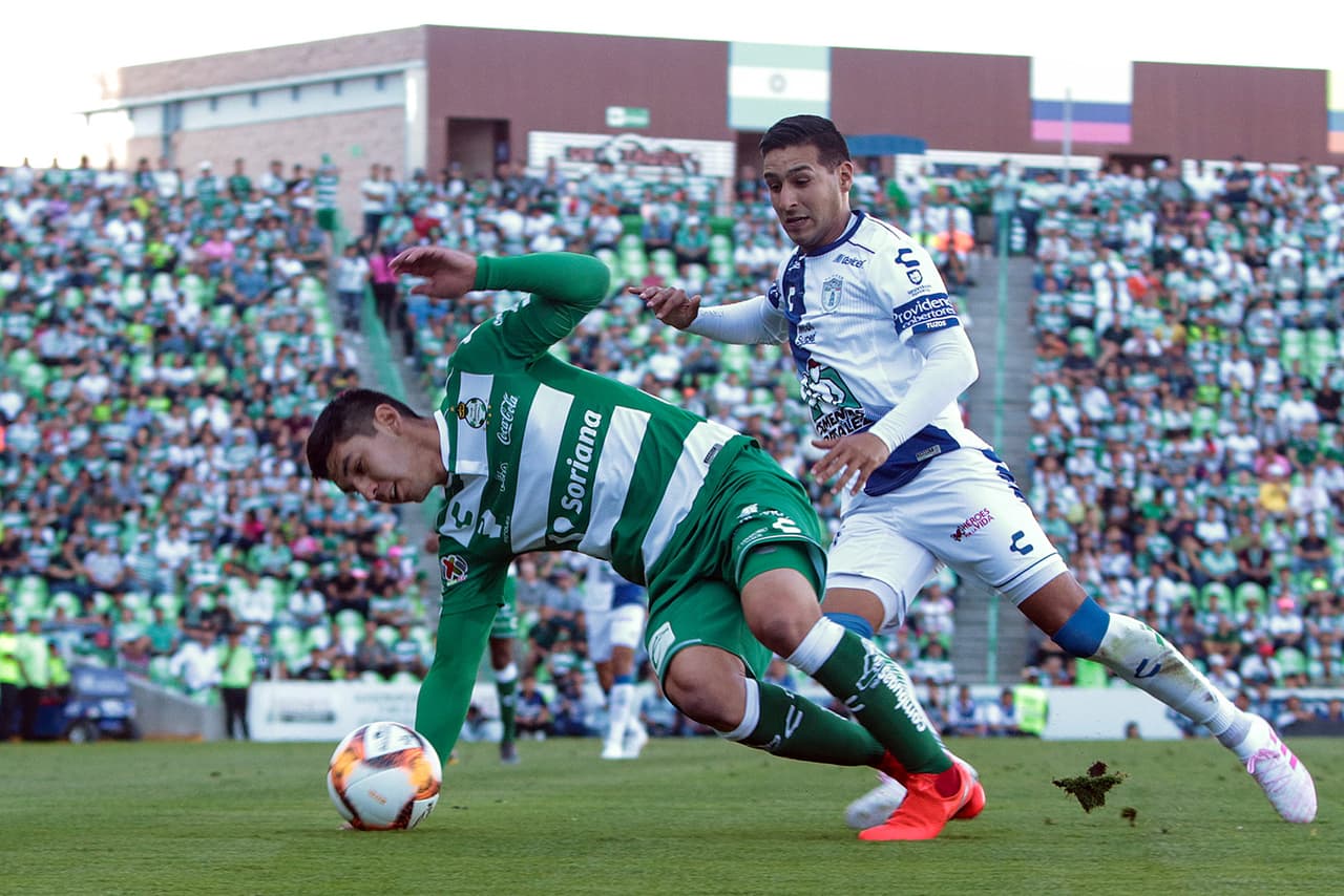 Ismael Sosa (der) y Jesús Angulo se trenzan en una jugada de disputa del esférico, una imagen que resume a la perfección el tipo de partido que brindaron ambos equipos.