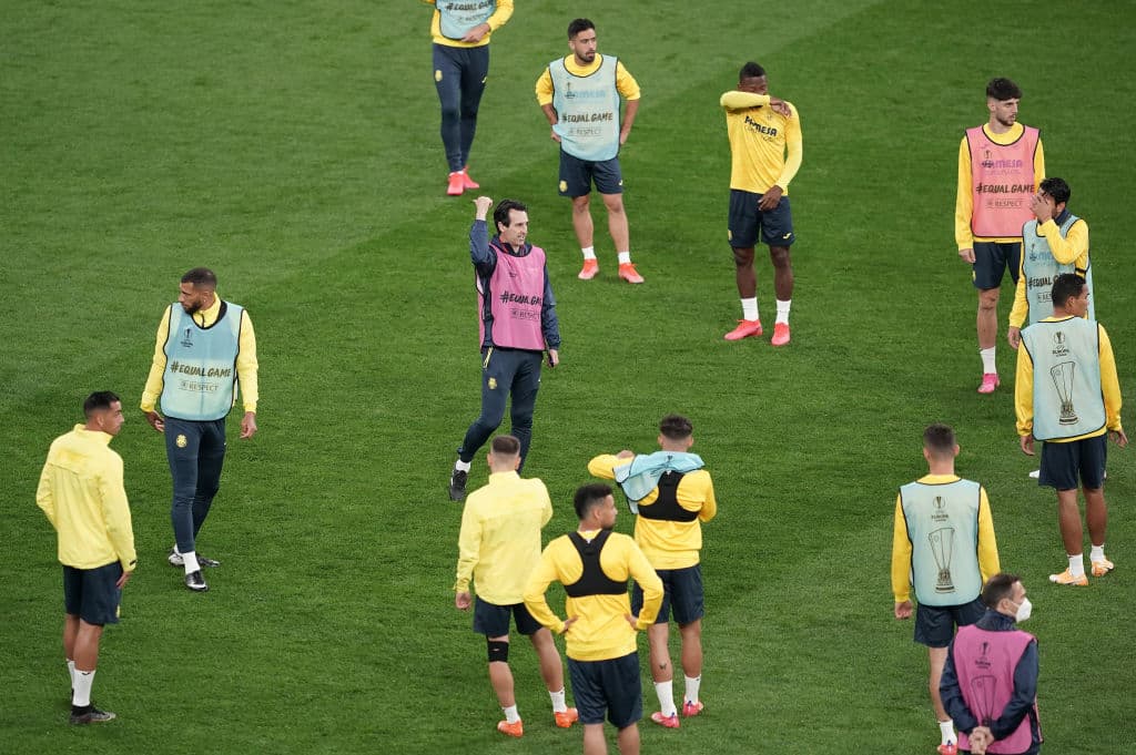 Unai Emery se encargó de hablar con todo el equipo antes de iniciar con los entrenamientos de cara a la final de la UEFA Europa League. Los jugadores del 'Submarino Amarillo' se mostraron alegeres y concentrados durante el calentamiento en el Arena Gdansk.