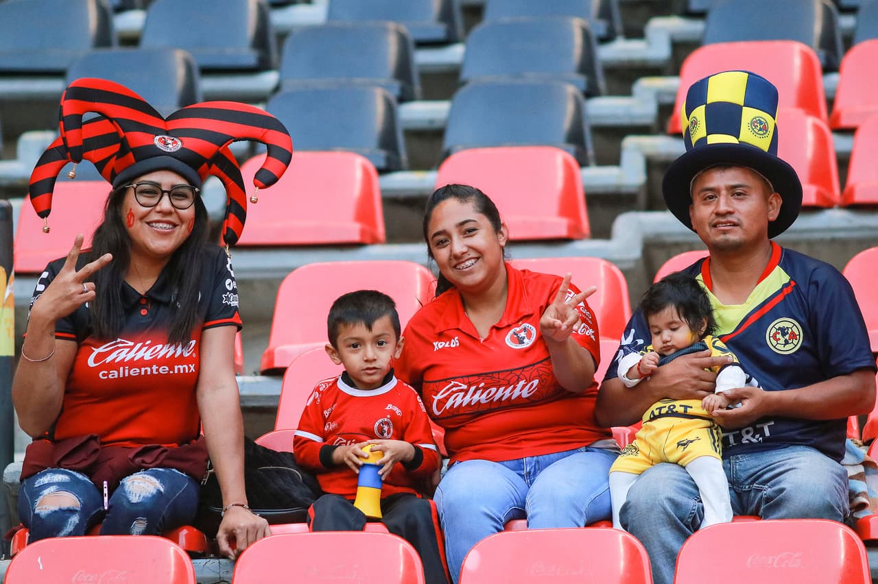 El color de las aficiones y la llegada de América y Tijuana en pos de un boleto a la Final de la Copa MX en partido celebrado en el Estadio Azteca por las Semifinales.