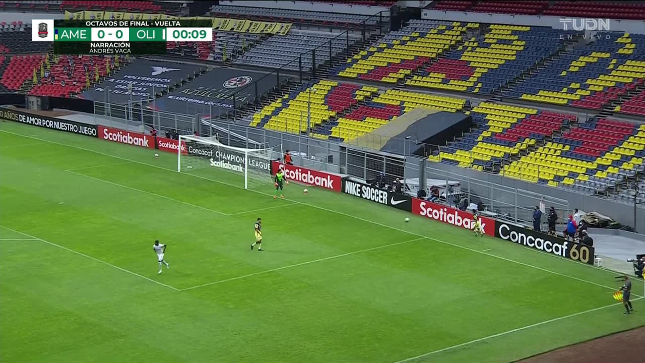 Arranca el partido y la pelota está en juego.