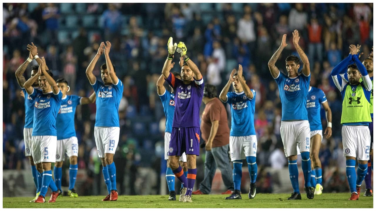 'Chuy' Corona también calza botines y usa guantes Under Armour.